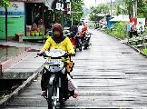 Foto: Cilts sievietes un saldūdens delfīnu meklējumi Borneo